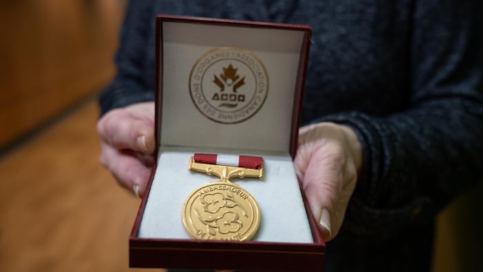 une medaille.