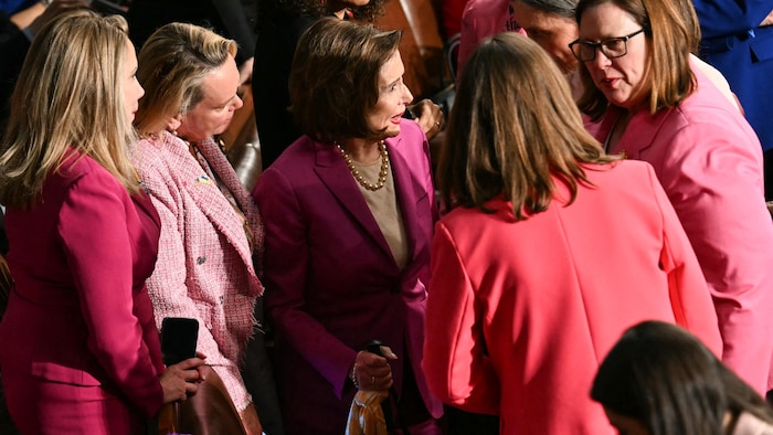 Des élues démocrates habillées de rose autour de Nancy Pelosi.