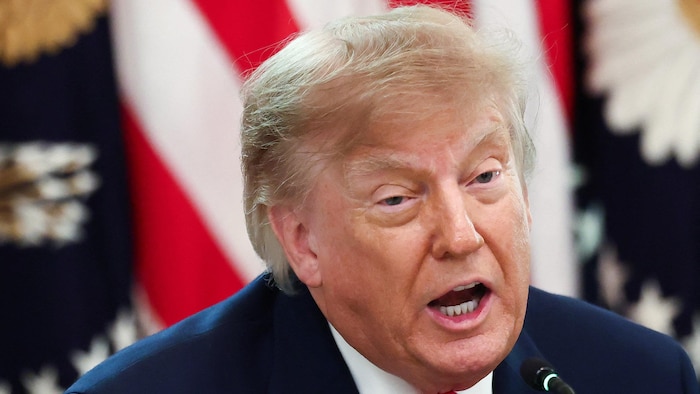 Donald Trump à la Maison-Blanche, devant un drapeau américain, le 21 octobre 2026.