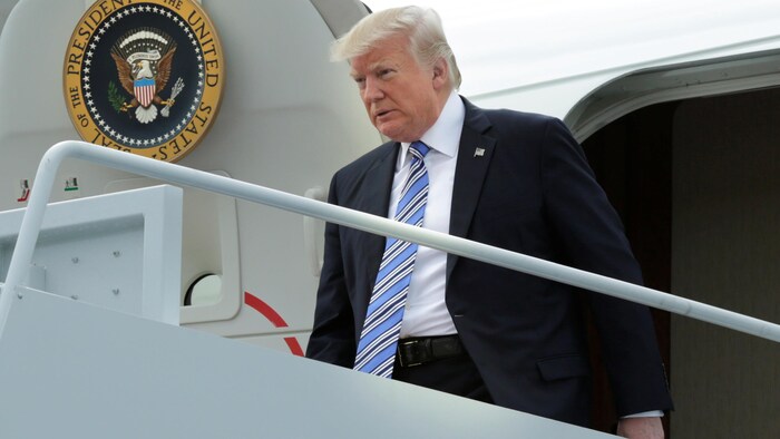 Le président des États-Unis Donald Trump à sa sortie de l'avion Air Force One, en Virginie.
