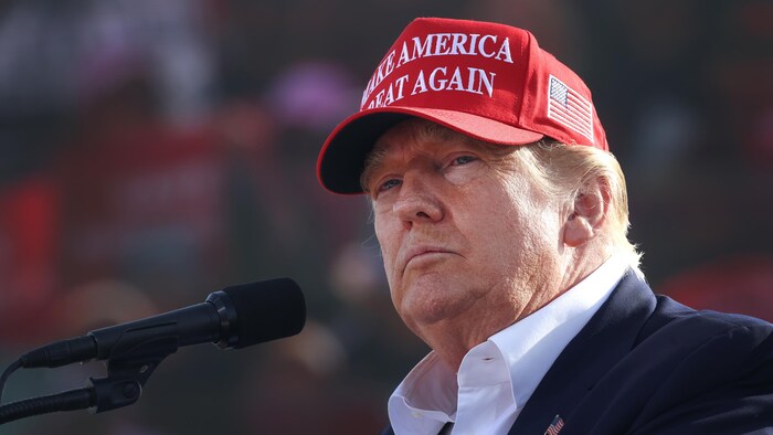 Donald Trump avec une casquette Make America Great Again.