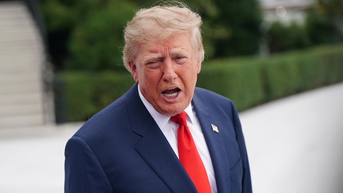 Le président Donald Trump s'adresse aux journalistes avant de décoller à bord de Marine One depuis la pelouse Sud de la Maison-Blanche, samedi 10 octobre 2026, à Washington.