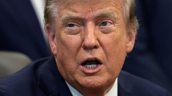 Vêtu d'un veston bleu, il prend la parole dans le Bureau ovale de la Maison-Blanche à Washington, le 24 juillet 2026.