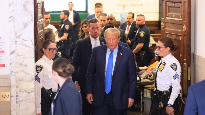 Donald Trump franchissant la porte de la salle d'audience.