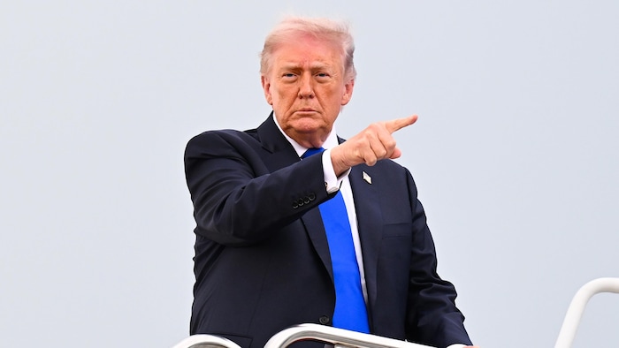 Le président Donald Trump monte à bord d'Air Force One le 24 avril 2026 à la base militaire d'Andrews, dans le Maryland. 