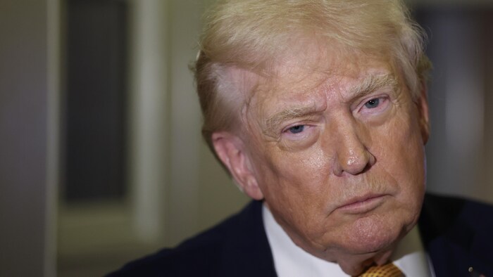 Le président Donald Trump de retour dans son avion Air Force One à la Maison-Blanche après avoir donné l'ordre d'arrêter le président Maduro et son épouse. Il s'adresse aux médias.