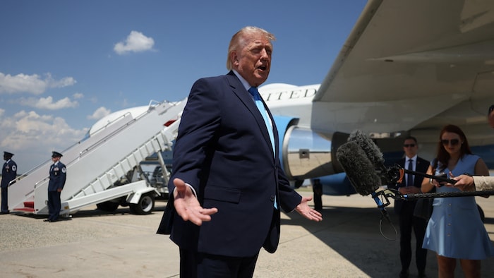 Donald Trump s'adresse à la presse devant son avion.