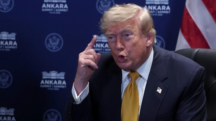 Donald Trump parle, choqué, en levant un index vers les airs.