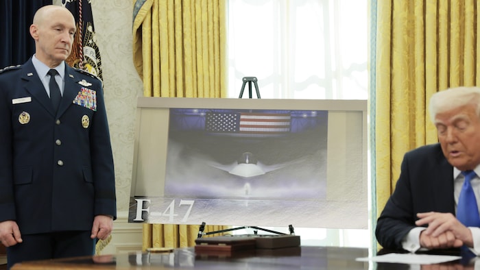 Une affiche dans le bureau ovale de la Maison-Blanche montrant un avion de chasse dans la fumée devant le drapeau des États-Unis.