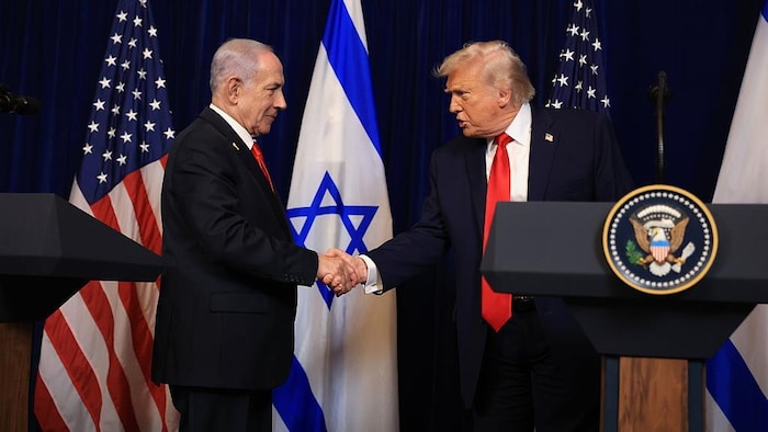Donald Trump serre la main de Benyamin Nétanyahou.