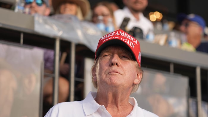Donald Trump porte sa traditionnelle casquette rouge portant son slogan.