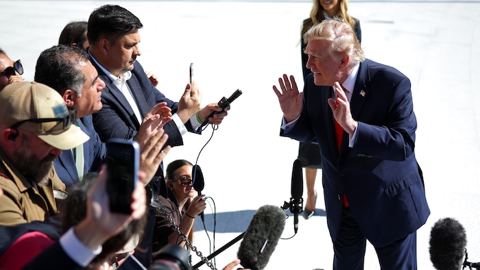 Donald Trump parle avec les médias dehors.