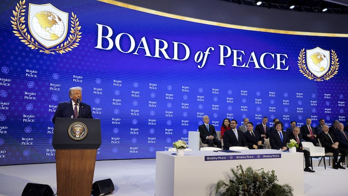 Le président américain Donald Trump prononce un discours sur la scène du Forum économique mondial à Davos, en Suisse, pour présenter son « Conseil de paix ».