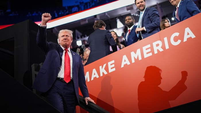 Donald Trump lève le poing.
