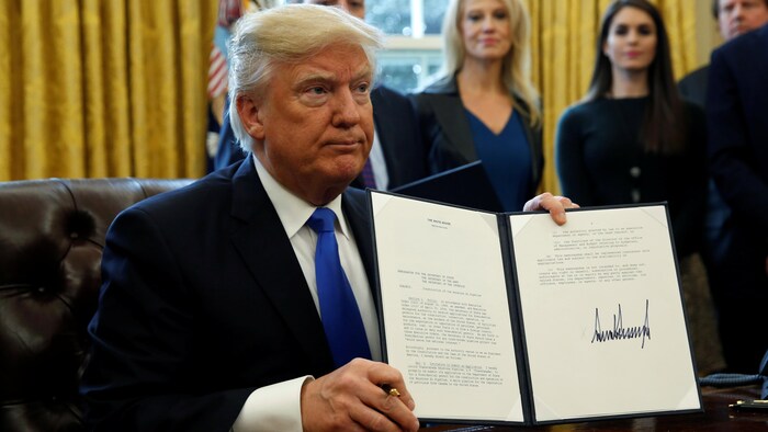 Donald Trump exhibe le décret présidentiel sur l'oléoduc Keystone XL.