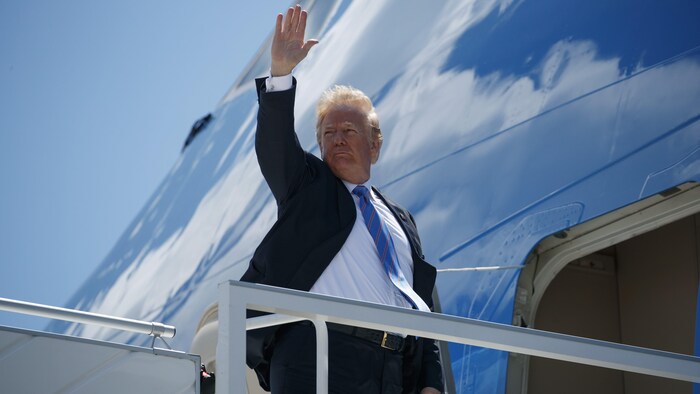 Donald Trump monte à bord du Air Force One.