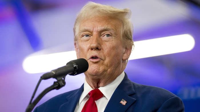 Trump mikrofona konuşuyor.