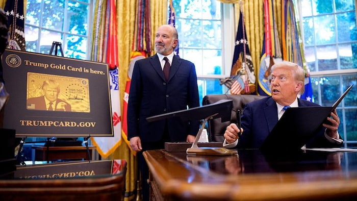 Donald Trump est accompagné d'Howard Lutnick dans le bureau ovale.