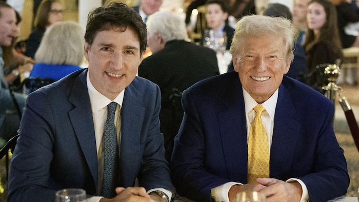 Justin Trudeau est assis à côté de Donald Trump.