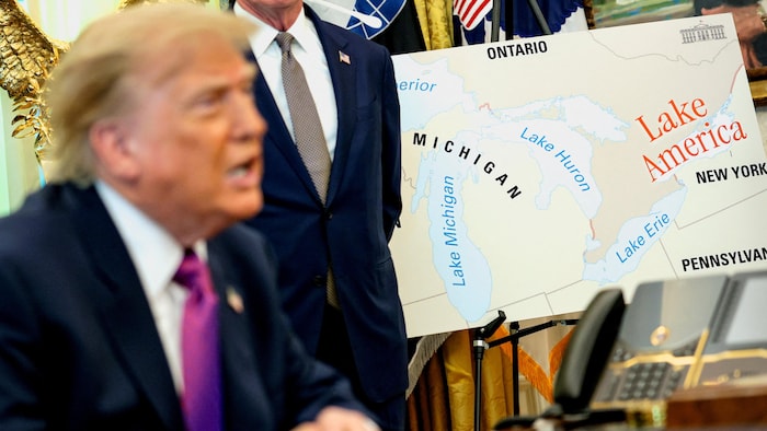 Une affiche disposée dans le bureau ovale indique en rosse lettres orange « Lake America » à l'emplacement du lac Ontario. 