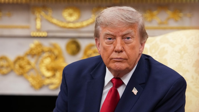 Donald Trump est assis à la Maison-Blanche.