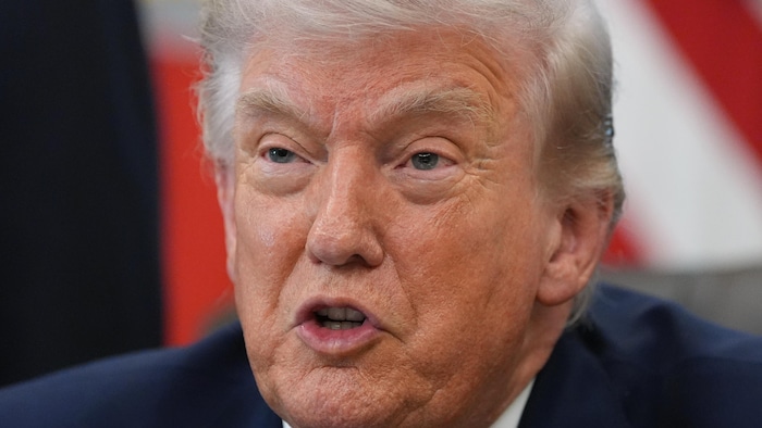 Gros plan de Donald Trump parlant à des reporters.
