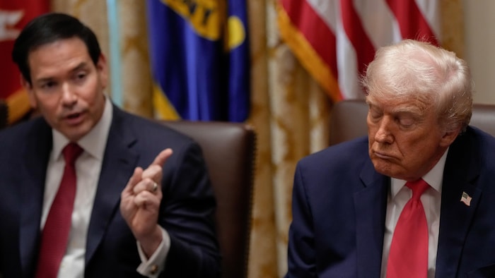 Le président Donald Trump ferme les yeux pendant pendant une  réunion du Cabinet à la Maison-Blanche.