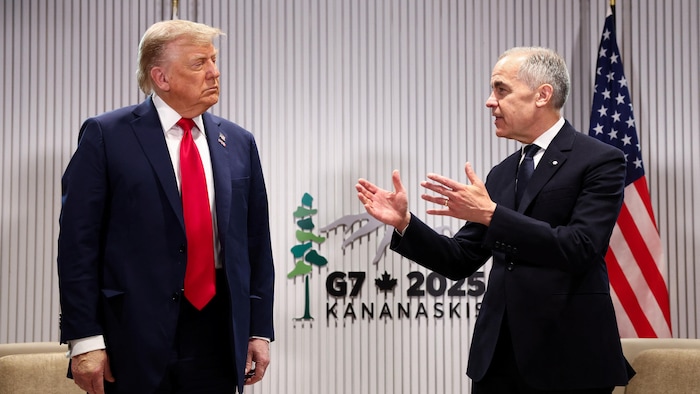 Donald Trump écoute Mark Carney pendant une rencontre bilatérale lors du Sommet du G7.