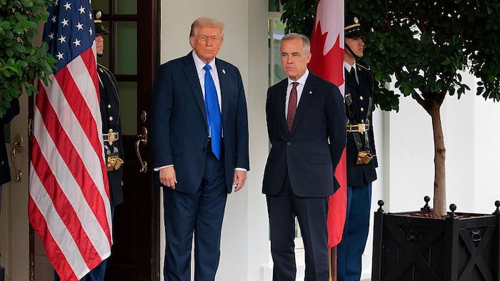 Donald Trump et Mark Carney devant l'entrée de la Maison-Blanche, le 7 octobre 2025.