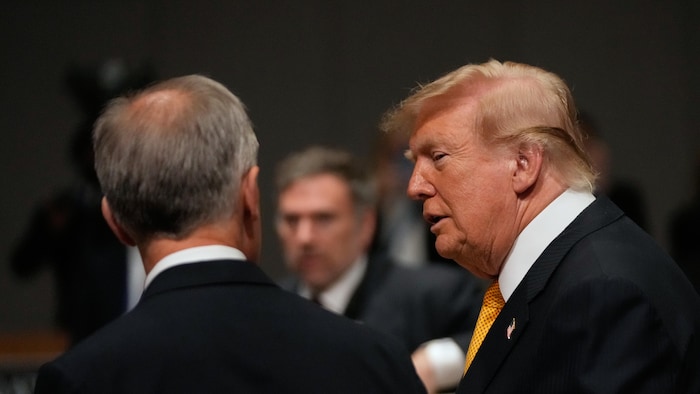 Mark Carney et Donald Trump discutent.