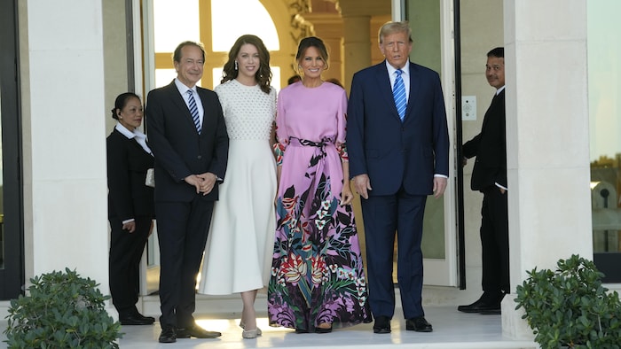 John Paulson, Alina de Almeida, Melania Trump et Donald Trump sont côte à côte pour une photo.
