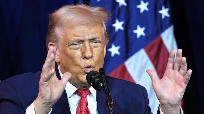 Donald Trump parle dans un micro.