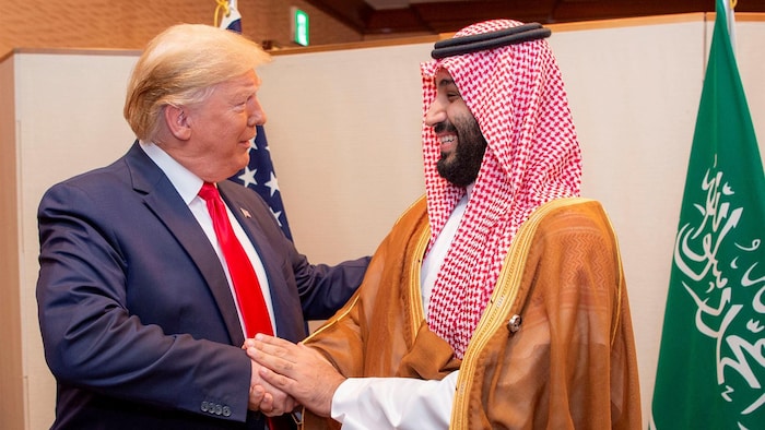 Donald Trump serre la main à Mohammed ben Salmane.