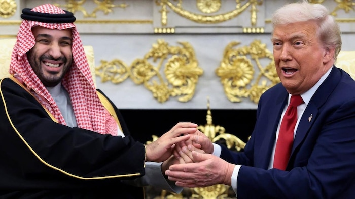 Ils se tiennent les mains et sourient.