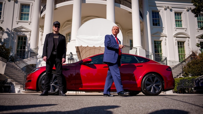 Le président Donald Trump, accompagné d'Elon Musk, PDG de Tesla et de SpaceX, parle à côté d'une Tesla Model S sur la pelouse sud de la Maison-Blanche, le 11 mars 2025 à Washington DC.