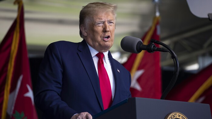 Donald Trump parle dans un micro.