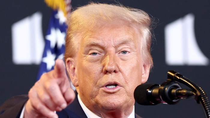 Devant un micro, Donald Trump pointe lors d'une conférence de presse, le 13 août 2025.