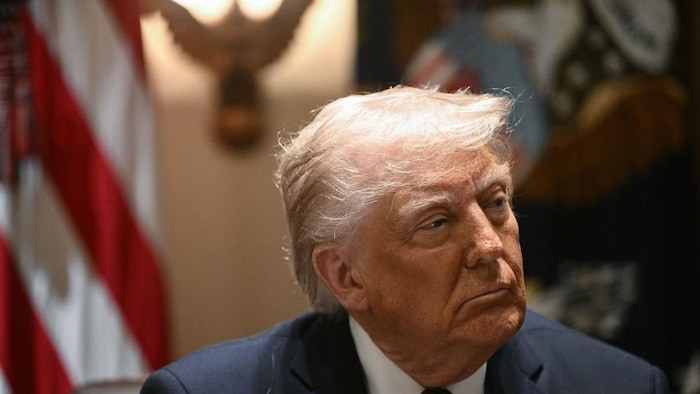 Donald Trump regarde au loin.