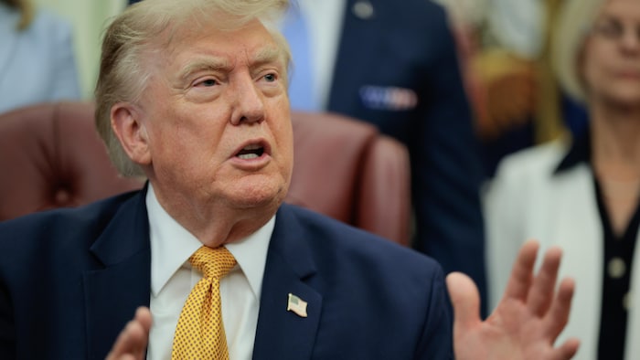 Le président Donald Trump s'adresse aux médias après avoir signé un décret présidentiel, le 3 août 2026, dans le bureau ovale de la Maison-Blanche.
