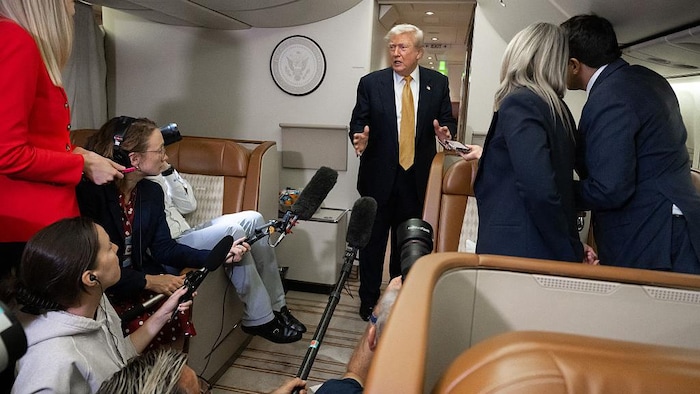Donald Trump s’adresse aux médias à bord d’Air Force One.