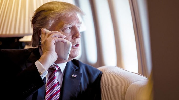 Donald Trump parle sur son téléphone cellulaire. 
