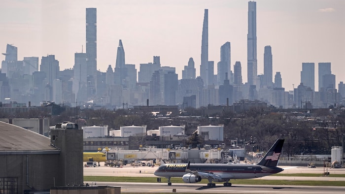 L'avion de Donald Trump sur le tarmac de l'aéroport de LaGuardia. On voit les édifices de New York derrière.