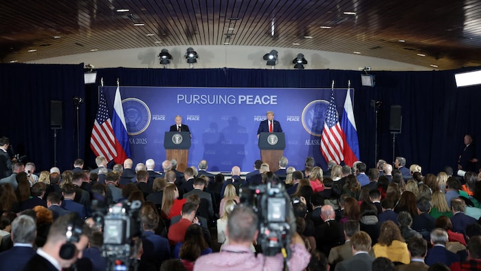 Les présidents Trump et Poutine devant une foule de journalistes venus assister à leur conférence de presse conjointe à Anchorage.
