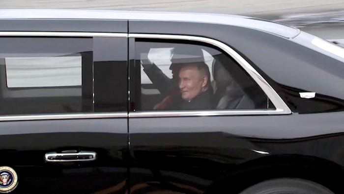 Le président russe tout sourire à côté de son homologue américain dans la voiture présidentielle.