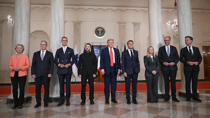 Photo officielle des dirigeants en rang d'oignons.