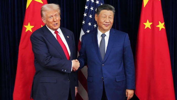Le président américain Donald Trump serre la main du président chinois Xi Jinping.