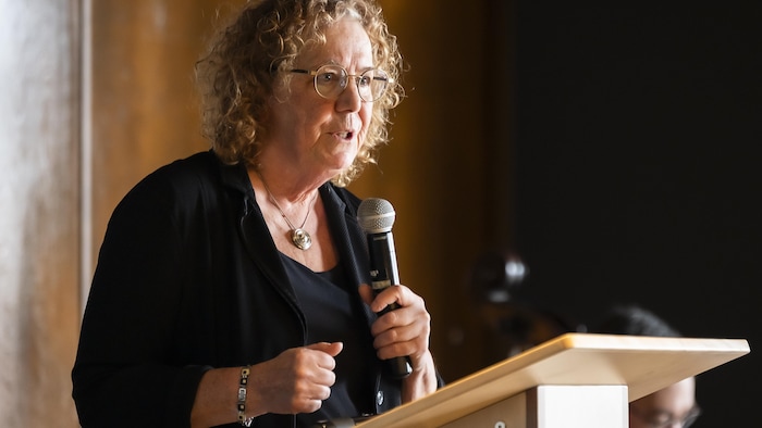 La Dre Donna Cherniak en train de faire un discours.