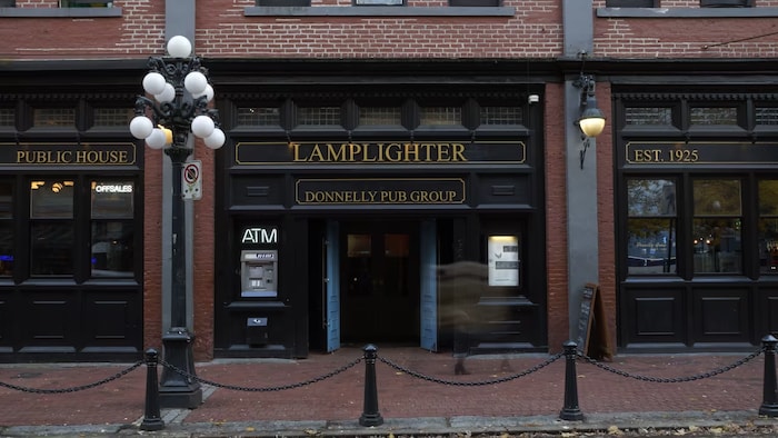 L'entrée du pub Lamplighter dans le quartier Gastown