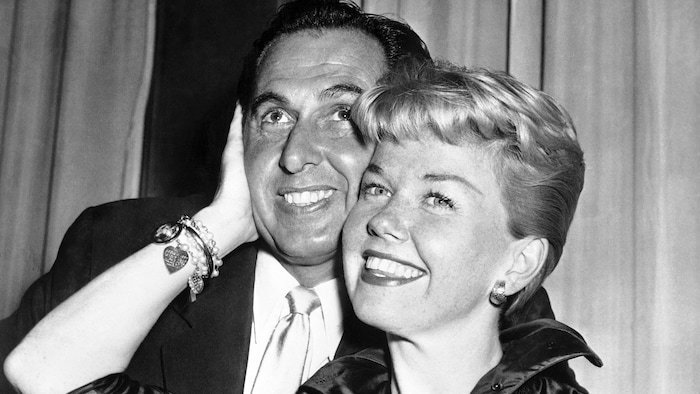 Doris Day pose avec son mari. 