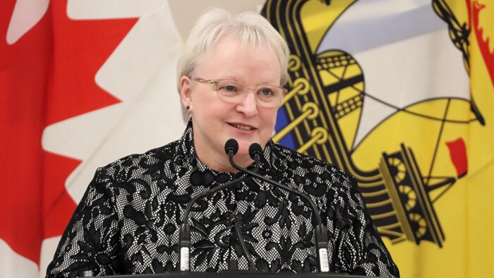 Dorothy Shephard donne une conférence de presse.
